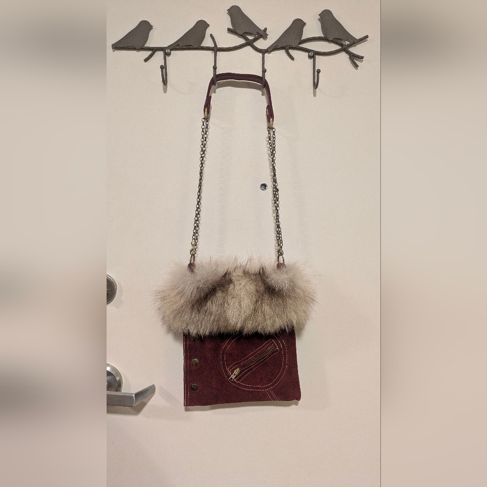 Chic Burgundy Fur-Trimmed Crossbody Bag